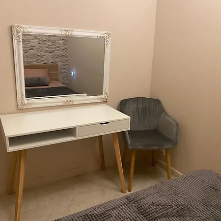 Aj 2, Santa Marina Village, アパート